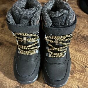 All in motion camo snow boots kids